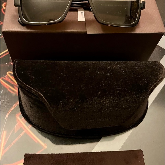 Tom ford his and hers sunglasses 500 for both ! - Picture 4 of 7